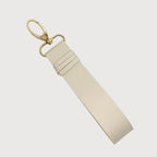 Absolument Porte Clés en simili cuir Vegan fait à la main Couleur Sable;

Parce que chaque détail compte, le porte-clés Absolument est l’accessoire parfait pour rehausser vos essentiels du quotidien. Fabriqué à la main en simili cuir végan, il allie style, conscience et praticité. Son fermoir à pince doré vous permet de l’attacher facilement à votre sac, pochette ou trousseau.

Ajoutez le petit plus qui change tout...Ajoutez notre logo "A" doré

Dimensions:

5 ½ x 1 pouces (env. 14 x 2,5 cm)