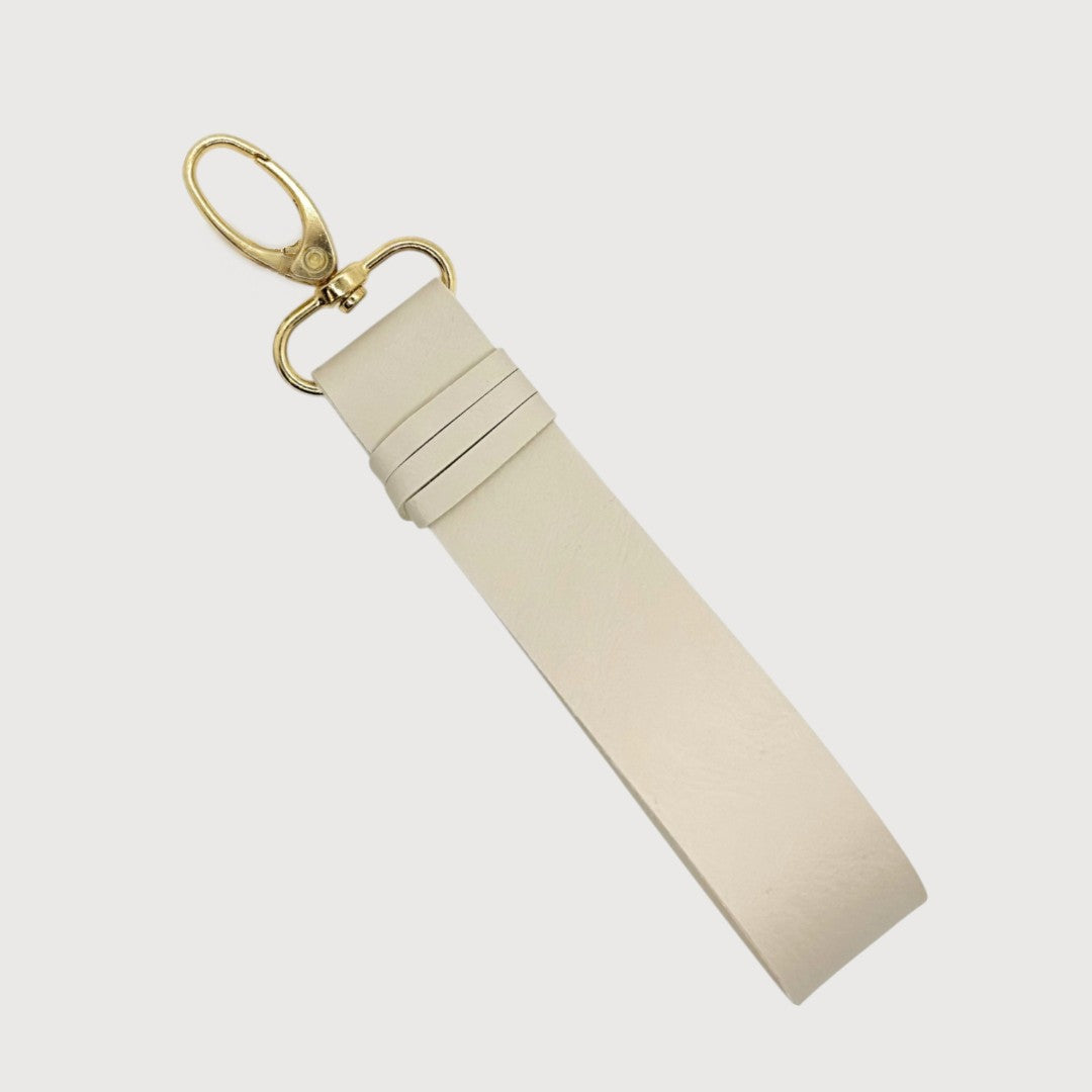 Absolument Porte Clés en simili cuir Vegan fait à la main Couleur Sable;

Parce que chaque détail compte, le porte-clés Absolument est l’accessoire parfait pour rehausser vos essentiels du quotidien. Fabriqué à la main en simili cuir végan, il allie style, conscience et praticité. Son fermoir à pince doré vous permet de l’attacher facilement à votre sac, pochette ou trousseau.

Ajoutez le petit plus qui change tout...Ajoutez notre logo "A" doré

Dimensions:

5 ½ x 1 pouces (env. 14 x 2,5 cm)