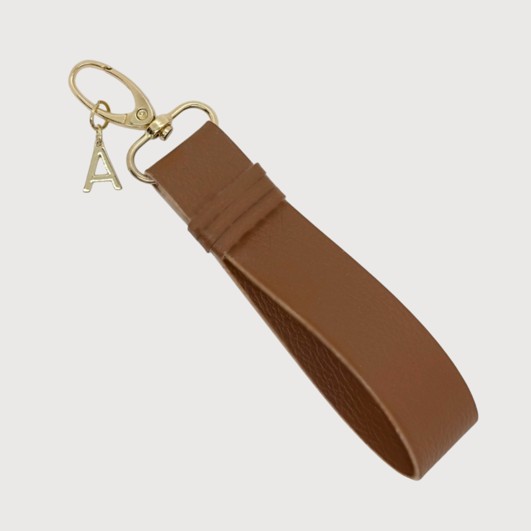 Absolument Porte Clés en simili cuir Vegan fait à la main Couleur Camel

Parce que chaque détail compte, le porte-clés;Absolument est l’accessoire parfait pour rehausser vos essentiels du quotidien. Fabriqué à la main en simili cuir végan, il allie style, conscience et praticité. Son fermoir à pince doré vous permet de l’attacher facilement à votre sac, pochette ou trousseau. Avec notre logo "A" doré