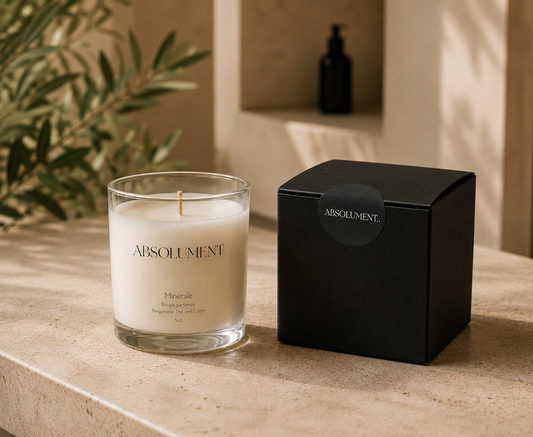 Une fragrance fraîche et raffinée où la bergamote lumineuse rencontre la douceur du thé vert et la chaleur du cèdre. Inspirée de l'atmosphère apaisante des plus beaux hôtels-spas.