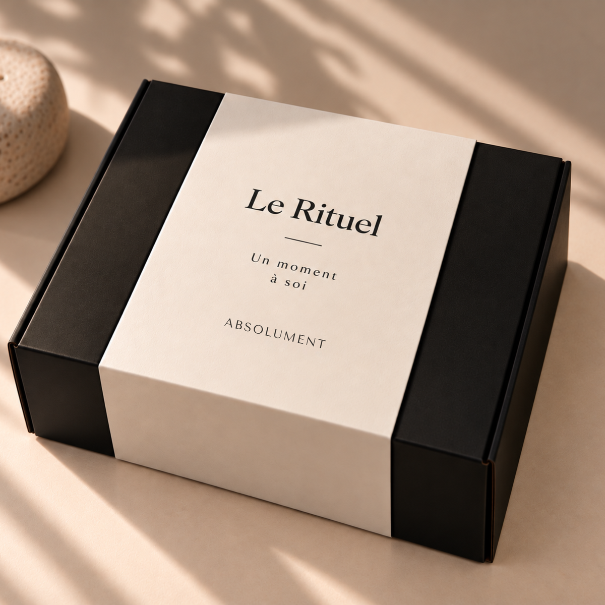 Coffret cadeau Le Rituel d’ABSOLUMENT .Boîte noire et fourreau crème portant l’inscription « Un moment à soi ».