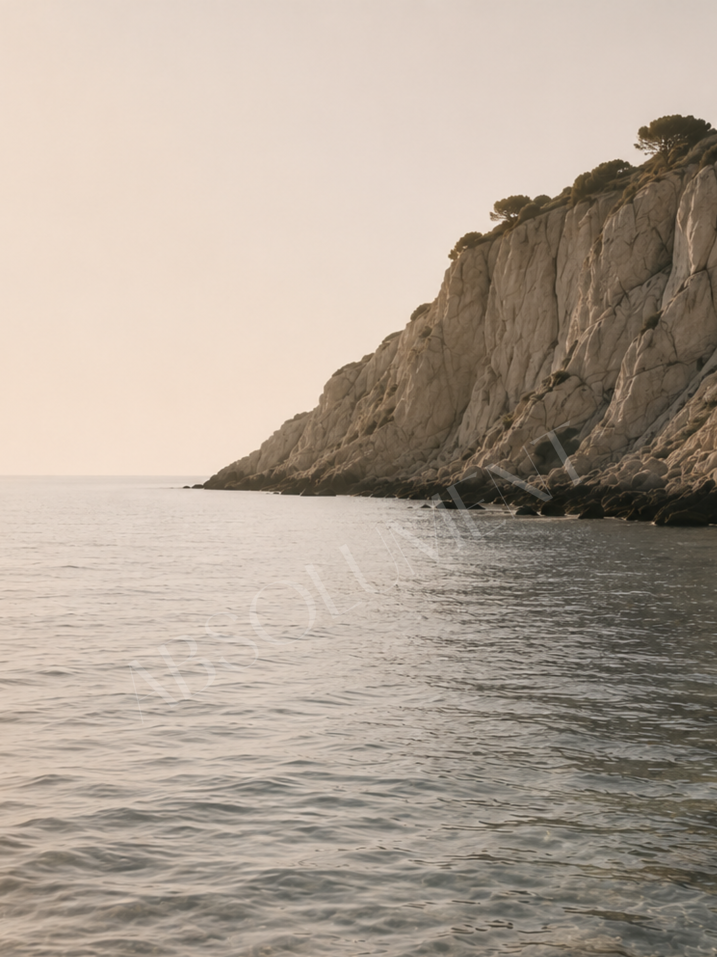 Affiche La Falaise représentant une falaise rocheuse longeant la mer calme, dans des tons crème, sable et gris doux.
