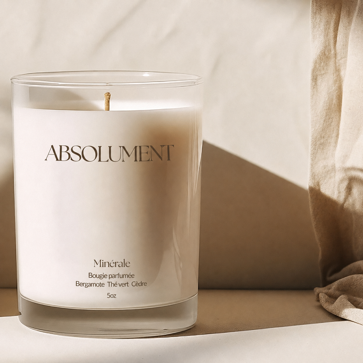Une fragrance fraîche et raffinée où la bergamote lumineuse rencontre la douceur du thé vert et la chaleur du cèdre. Inspirée de l'atmosphère apaisante des plus beaux hôtels-spas.