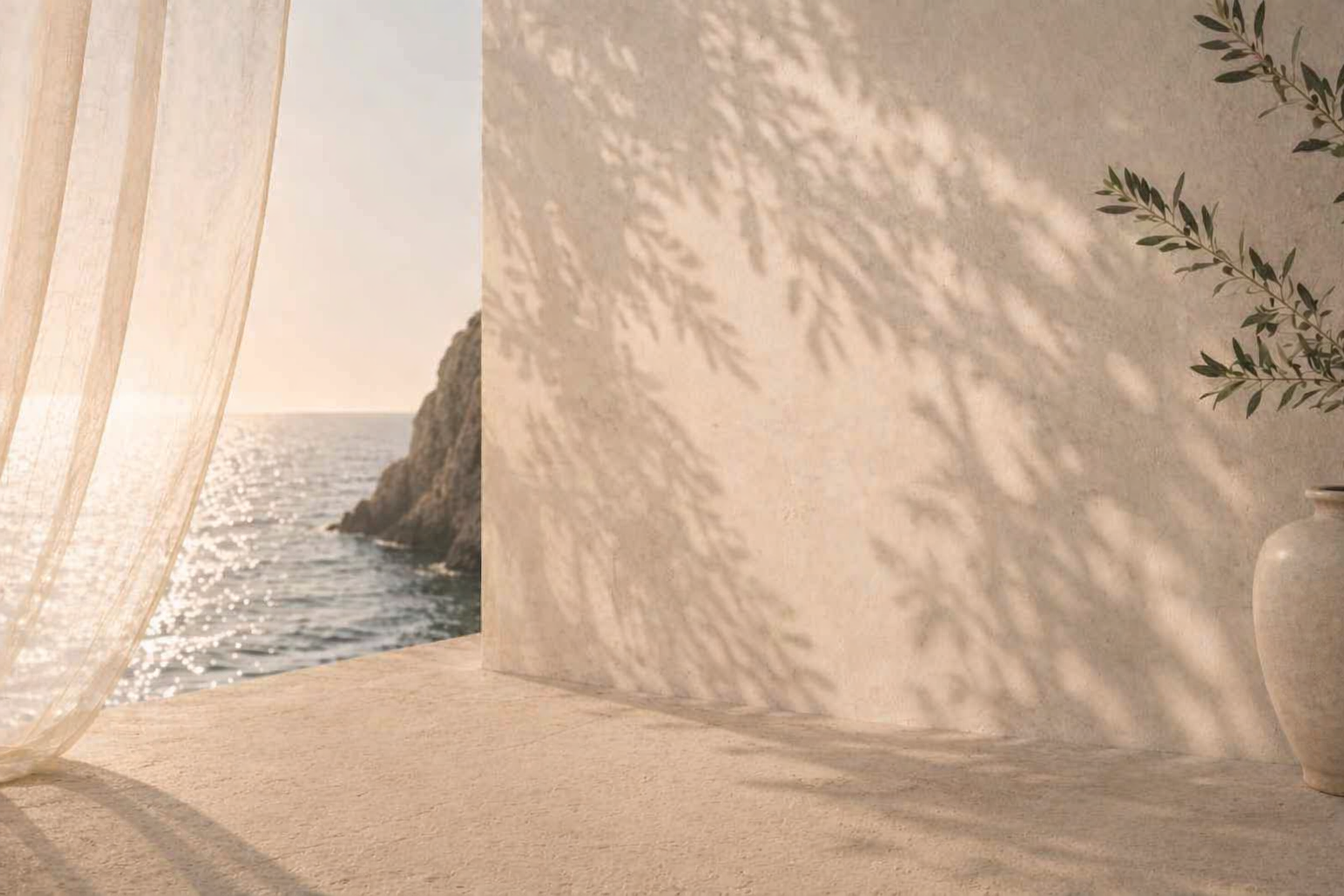 Mur de grès et voile de tissu laissant voir la mer et une  Falaise 