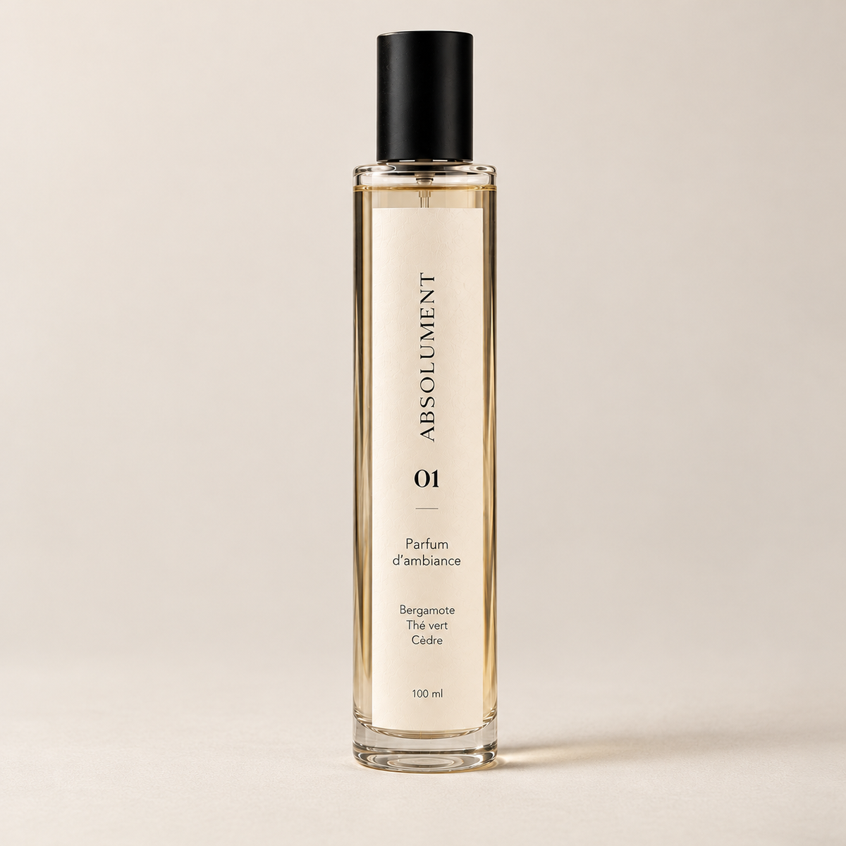 Parfum d'ambiance 01 ABSOLUMENT de 100 ml aux notes de bergamote, thé vert et cèdre, flacon en verre transparent avec étiquette crème.