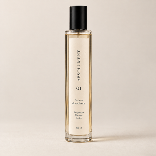 Parfum d'ambiance 01 ABSOLUMENT de 100 ml aux notes de bergamote, thé vert et cèdre, flacon en verre transparent avec étiquette crème.