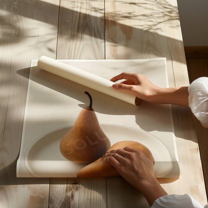 Cette affiche imprimée illustre deux poires complices déposées dans une assiette minimaliste. Les teintes chaleureuses et la lumière douce créant une atmosphère accueillante, invitant chacun à s’asseoir et à savourer un instant simple et gourmand.