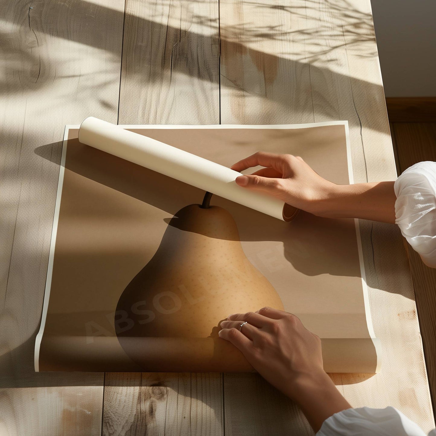 Une douceur posée dans la lumière.
Cette affiche minimaliste imprimée capture la beauté naturelle d’une poire, simplement déposée sur un fond beige chaleureux. Une composition apaisante, empreinte de tendresse et de lumière douce, qui trouve sa place dans une cuisine au style épuré et poétique.