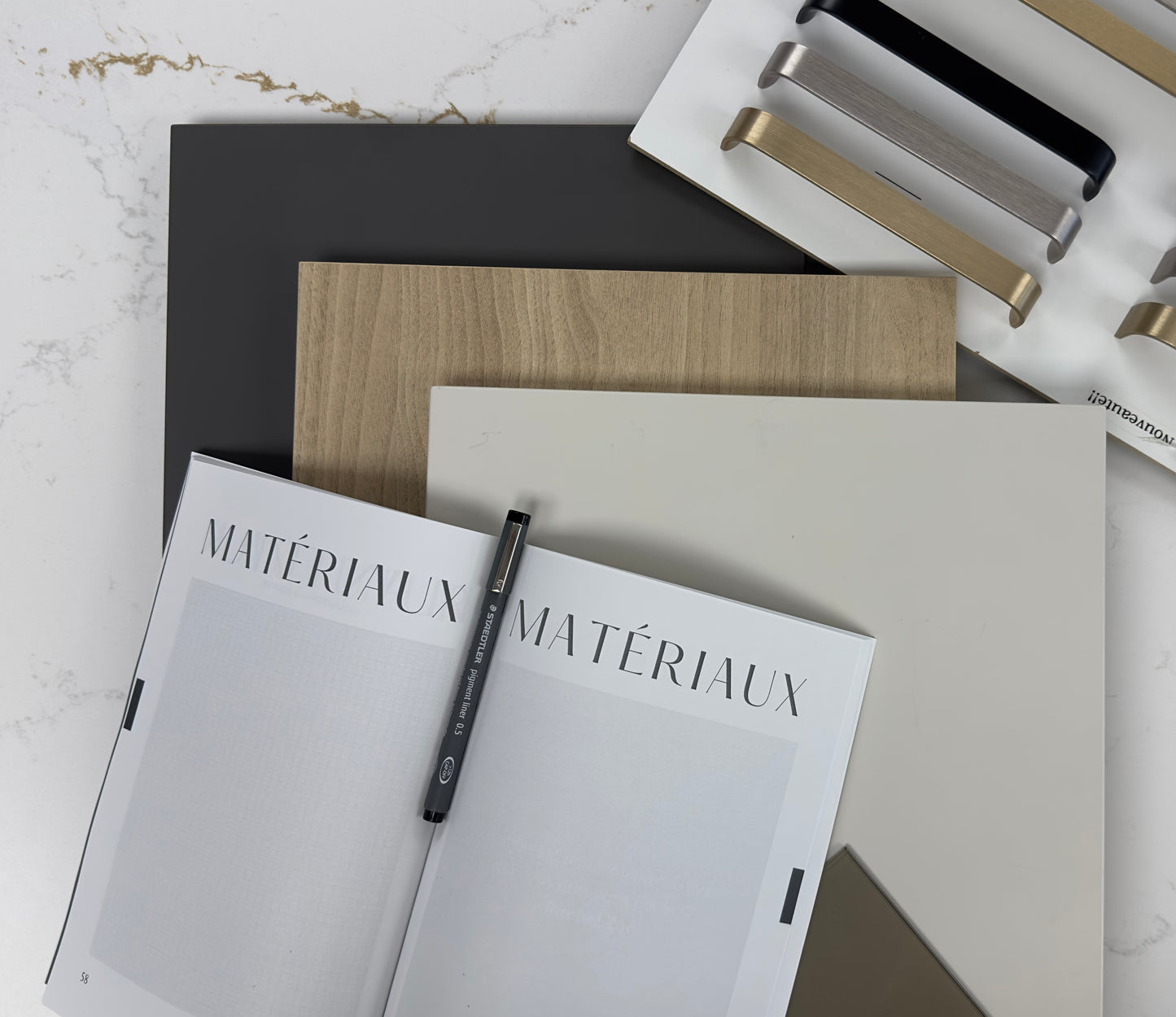 Guide Design Cuisine par Absolu Design - Planificateur de rénovation avec poignées de cuisine et échantillons de décoration et matériaux 