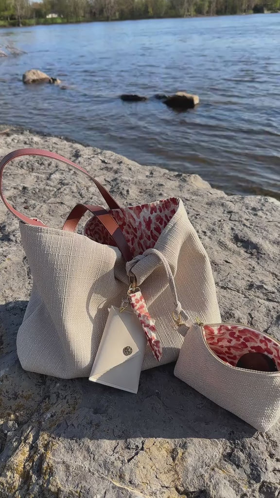 Video Absolument  Sac réversible personnalisé avec pochette, porte cartes et porte clés  filmé au bord de l'eau.